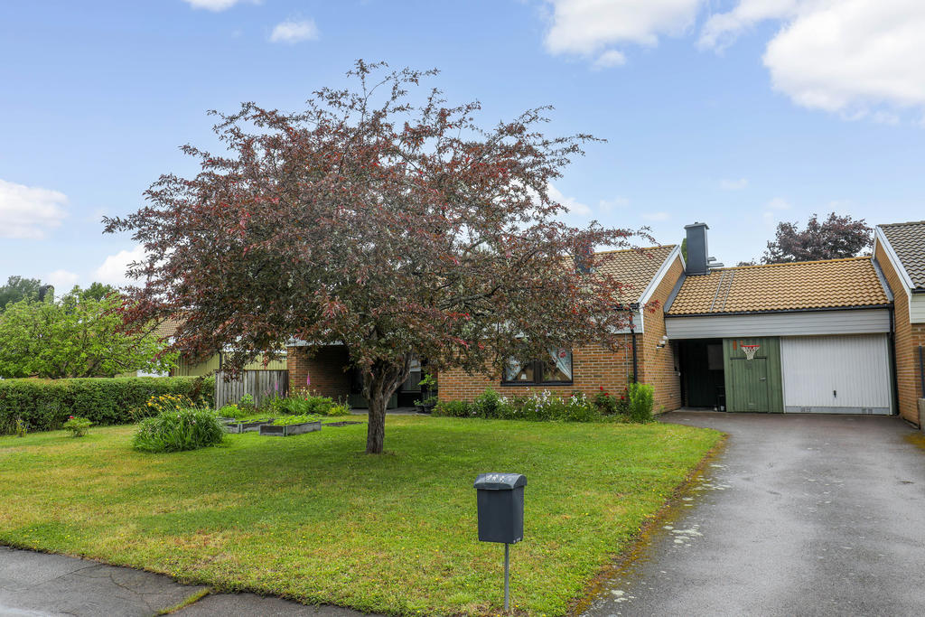 Här finns garage  och även plats för bil på uppfarten