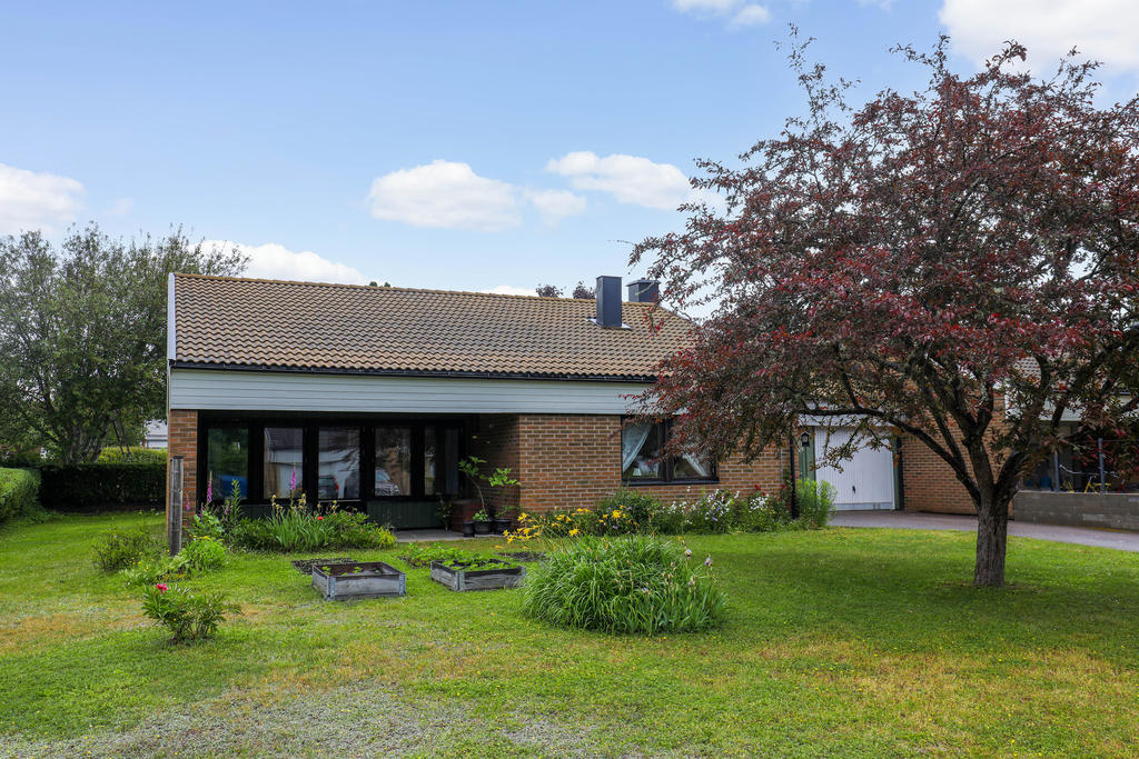 Denna lättskötta bostad har uteplats både på framsidan och baksidan.