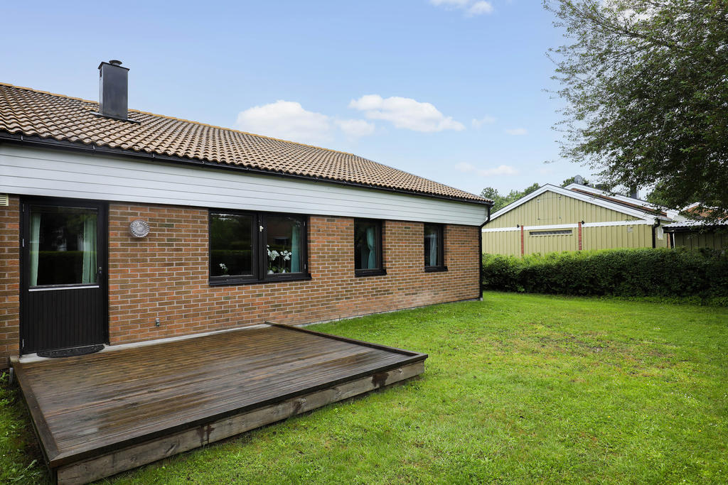 Uteplats på den insynsskyddade baksidan där du njuter av sommarens måltider. 