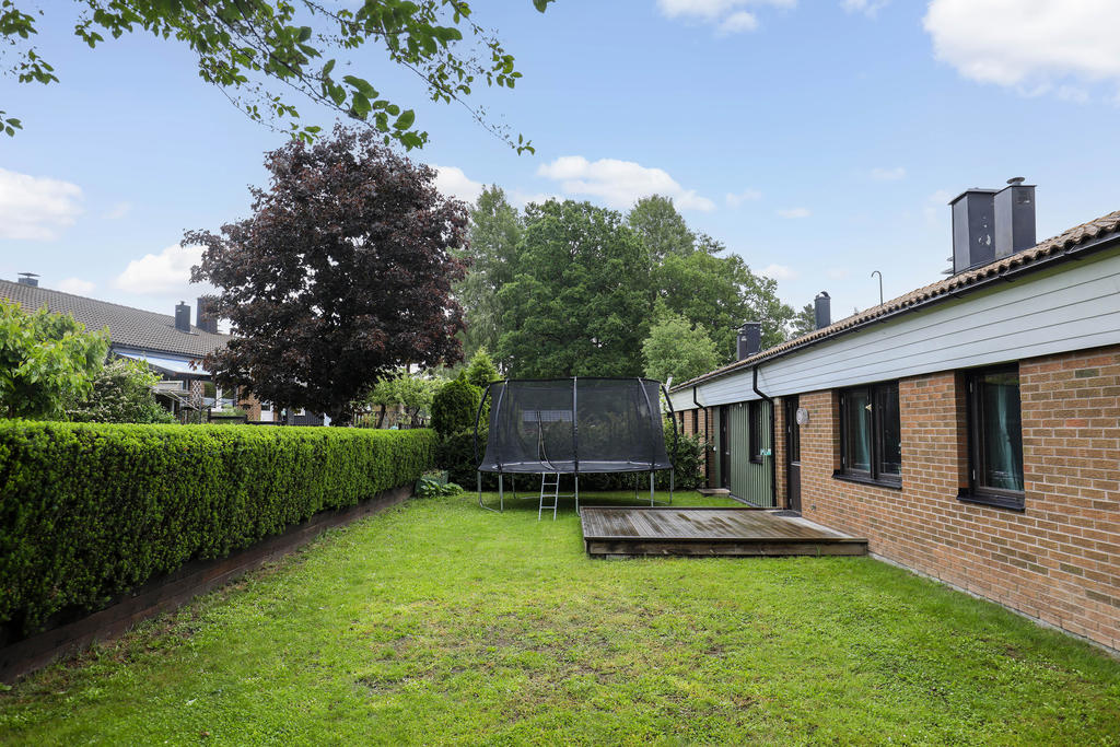 Insynsskyddad trädgård på baksidan. 