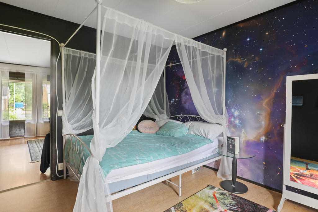 Stort sovrum mot husets baksida.