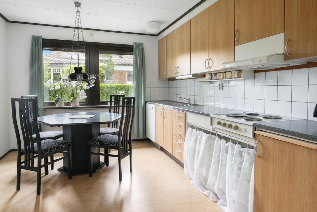 Kök med fönster mot baksidan
