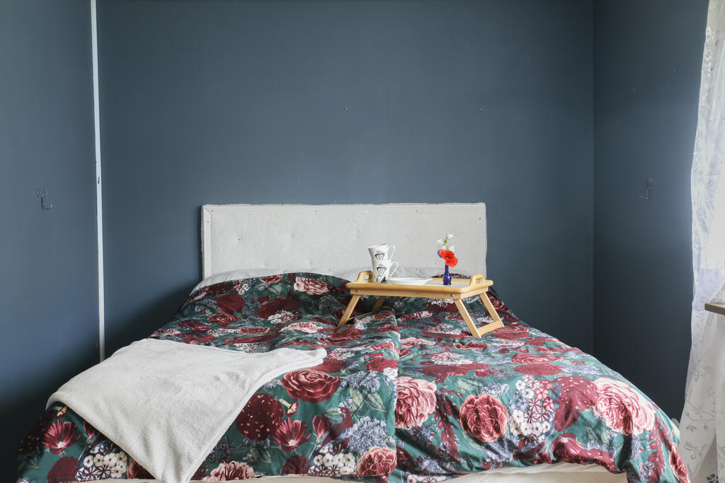 Plats för dubbelsäng i stora sovrummet. 