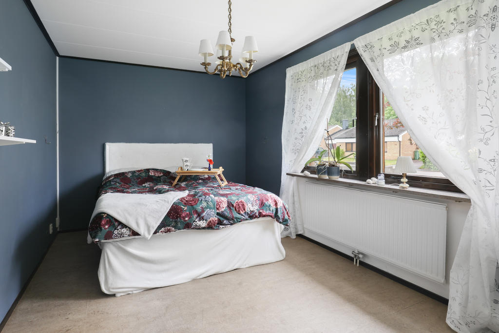 Stora sovrummet med nymålade väggar. 