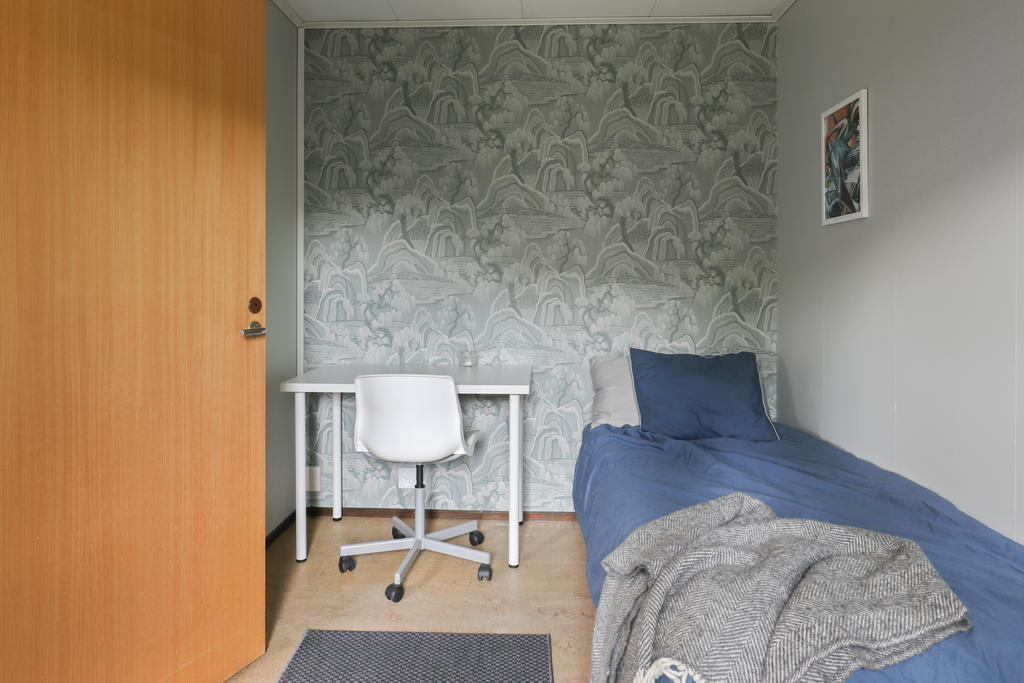 Trevligt sovrum intill köket.