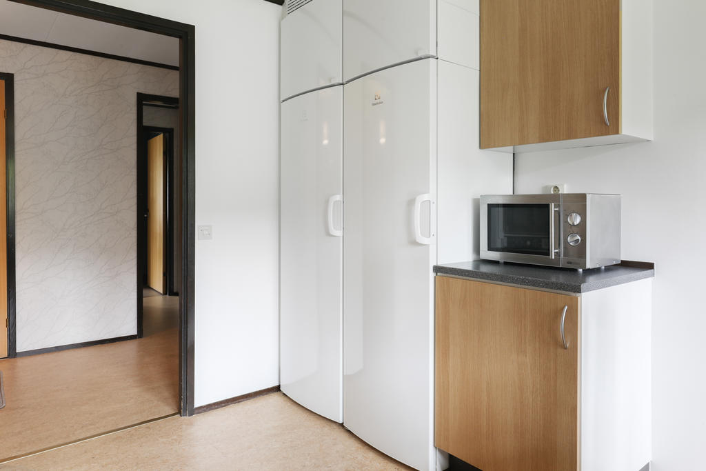 Kök med bra förvaring och fräscha vitvaror.