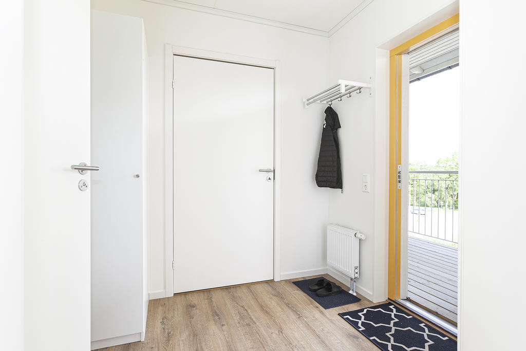 Ljus och rymlig entré med klädkammare/förråd