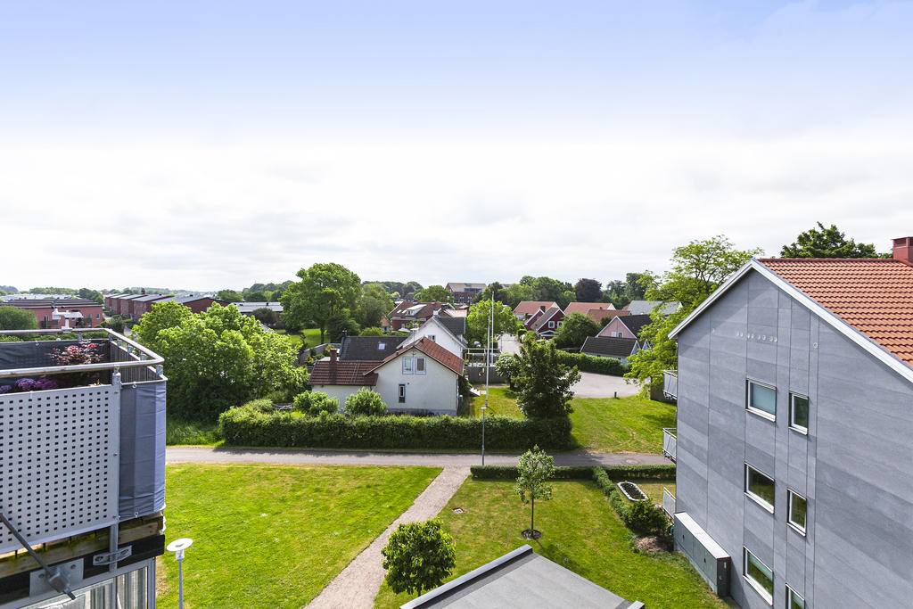 Vy från balkong över Odengatans lugna villaområde!