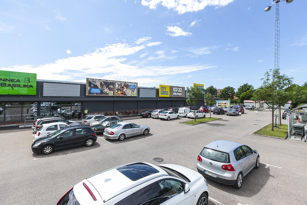 daglighandel, apotek och restaurang tvärs över gatan från föreningen