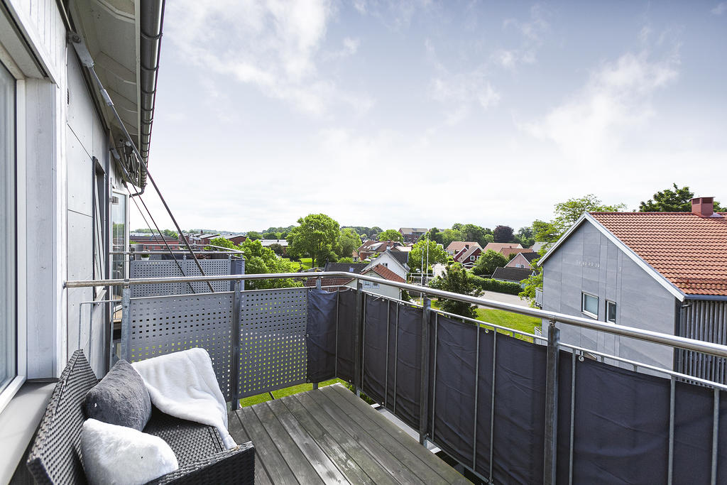 Balkong med plats för loungeset och bord eller liknande. Allt i bästa solläge!
