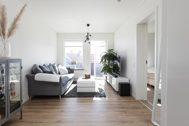 TV-hörnan med lounghäng på balkongen