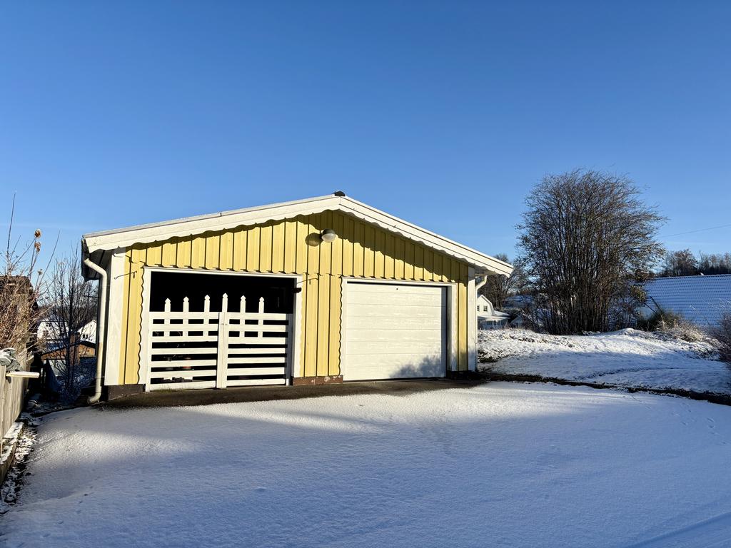 Garage med carport