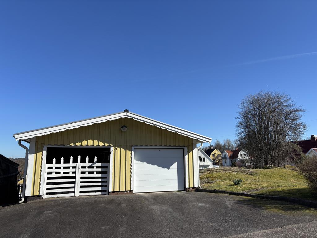 Garage med carport