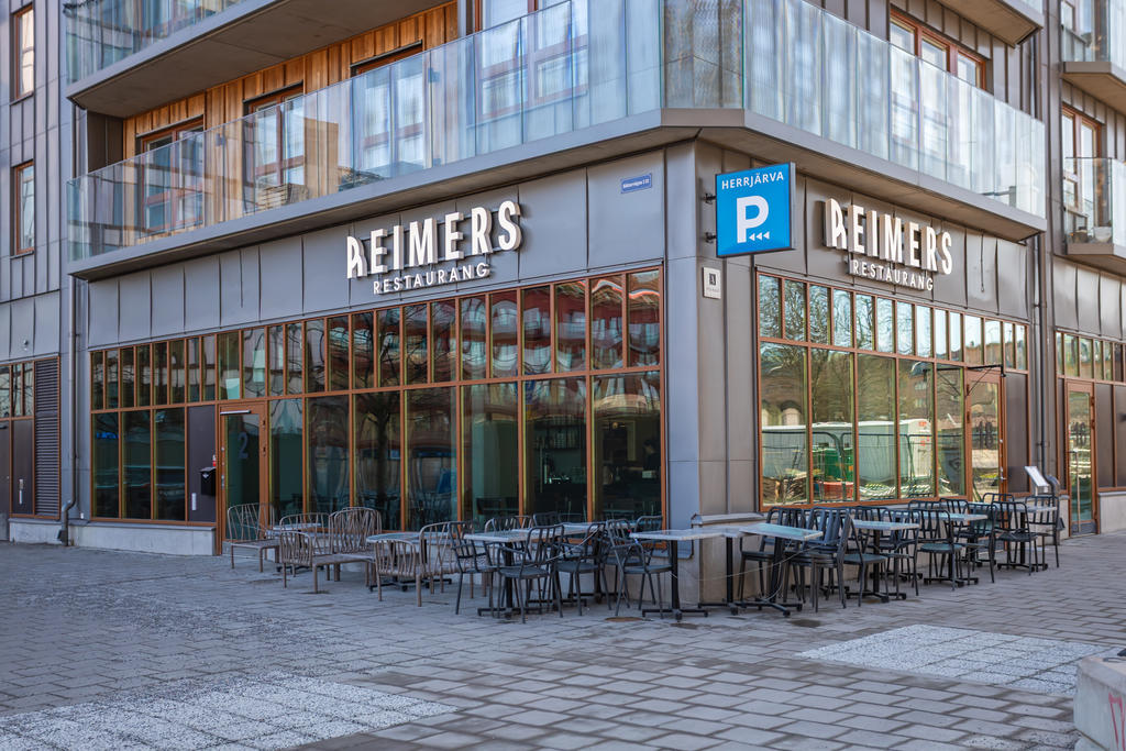 Reimers Restaurang, runt hörnet från lägenheten
