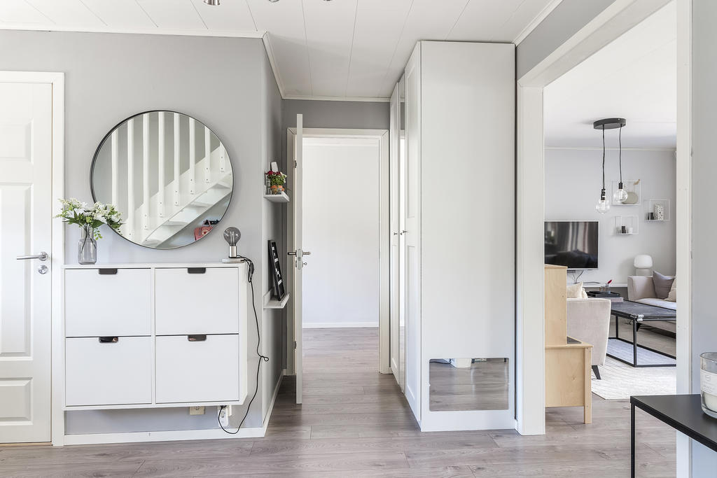 Hall mot vardagsrum och kontor/sovrum