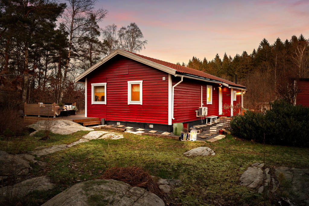 Ett topprenoverat enplanshus på en stor fin tomt i natursköna Blackedal