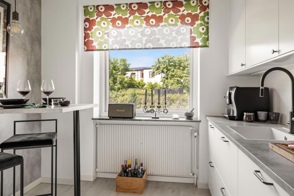Köket har utrymme för en matplats. Perfekt för frukoststunden. Fönsret vetter 
