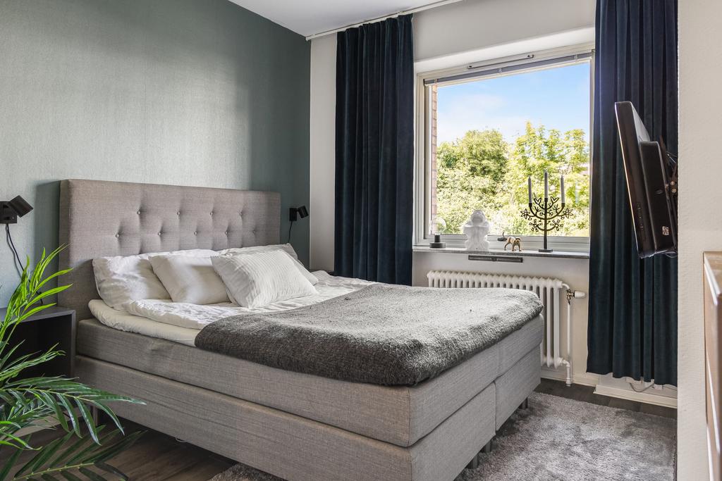 Sovrummet har en behaglig färgsättning och har vy mot grönområde