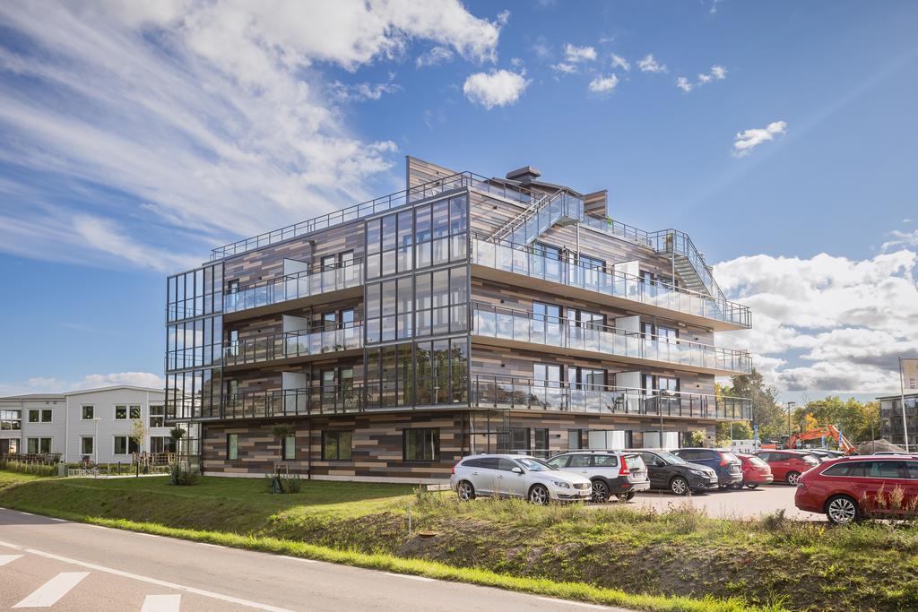 På gården finns föreningens parkeringsplatser och till respektive lägenhet hör 1 st parkeringsplats.