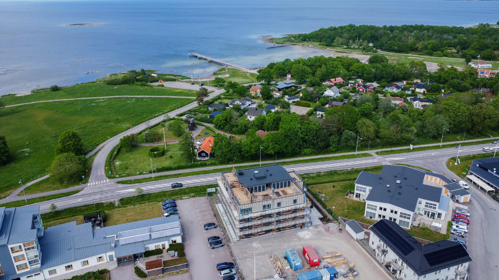 Centralt läge och i direkt närhet till badplats.