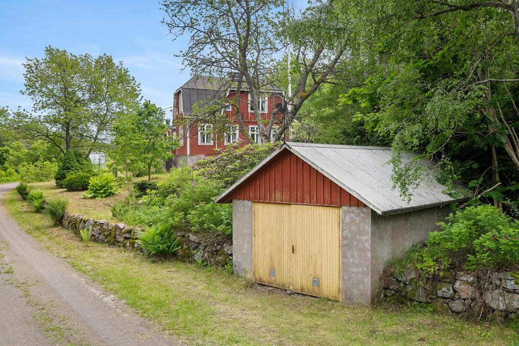 Garage som tillhör fastigheten