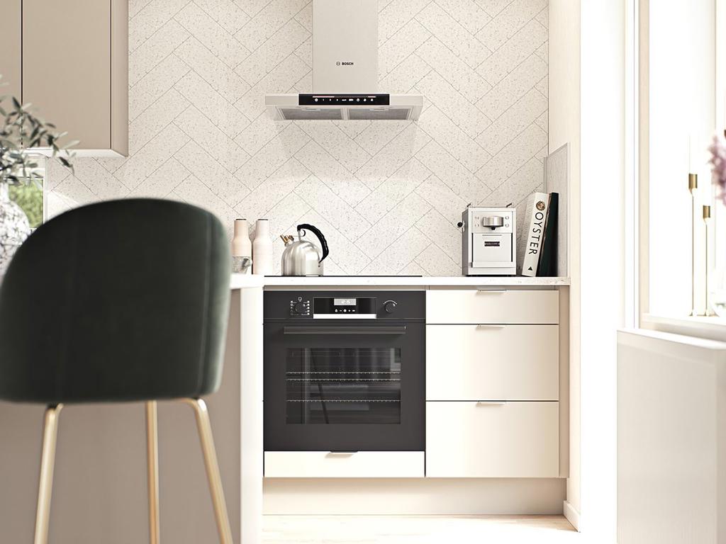 Observera att bilden är en illustration/rendering från SmålandsVillan och endast visar ett exempel på hur huset kan se ut när det är färdigställt. Vissa detaljer och materialval kan avvika från den slutgiltiga produkten, då det kan ske förändringar under byggprocessen eller på grund av personliga anpassningar. För exakt specifikation och slutgiltigt resultat, hänvisas till slutgiltiga ritningar och materialval som mäklaren bistår med.