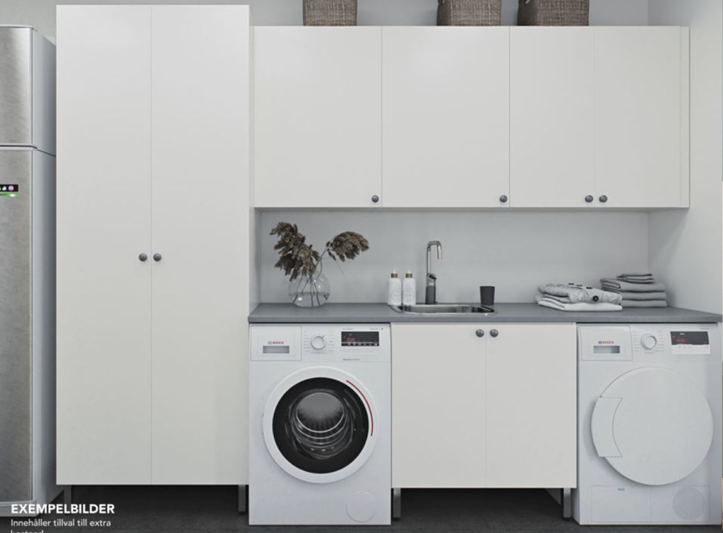 Observera att bilden är en illustration/rendering från SmålandsVillan och endast visar ett exempel på hur huset kan se ut när det är färdigställt. Vissa detaljer och materialval kan avvika från den slutgiltiga produkten, då det kan ske förändringar under byggprocessen eller på grund av personliga anpassningar. För exakt specifikation och slutgiltigt resultat, hänvisas till slutgiltiga ritningar och materialval som mäklaren bistår med.