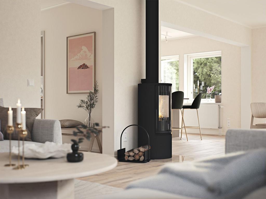 Observera att bilden är en illustration/rendering från SmålandsVillan och endast visar ett exempel på hur huset kan se ut när det är färdigställt. Vissa detaljer och materialval kan avvika från den slutgiltiga produkten, då det kan ske förändringar under byggprocessen eller på grund av personliga anpassningar. För exakt specifikation och slutgiltigt resultat, hänvisas till slutgiltiga ritningar och materialval som mäklaren bistår med.