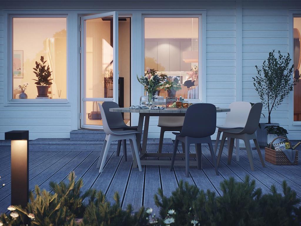 Observera att bilden är en illustration/rendering från SmålandsVillan och endast visar ett exempel på hur huset kan se ut när det är färdigställt. Vissa detaljer och materialval kan avvika från den slutgiltiga produkten, då det kan ske förändringar under byggprocessen eller på grund av personliga anpassningar. För exakt specifikation och slutgiltigt resultat, hänvisas till slutgiltiga ritningar och materialval som mäklaren bistår med.