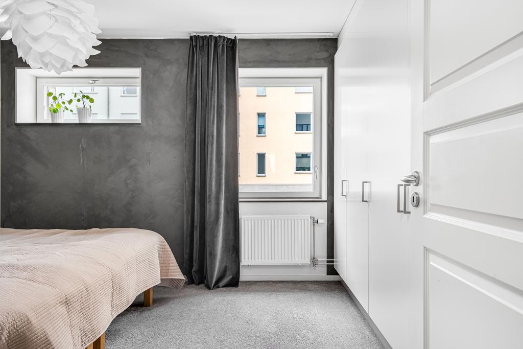 Gott om förvaringsmöjligheter i sovrum