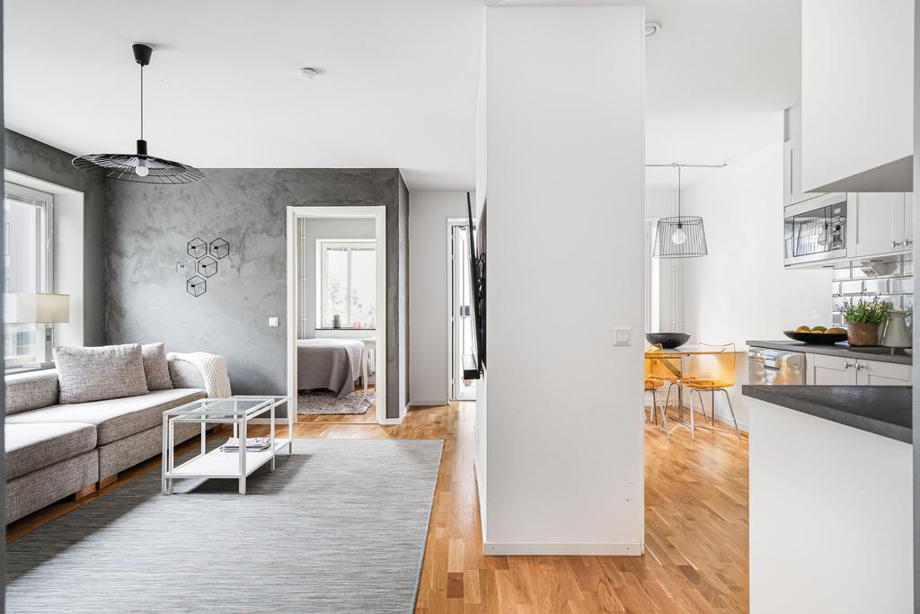 Entréhall öppet mot vardagsrum och kök