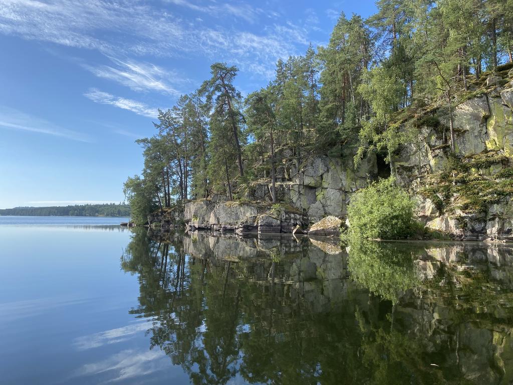 Vackra Trollön en halv kilometer bort