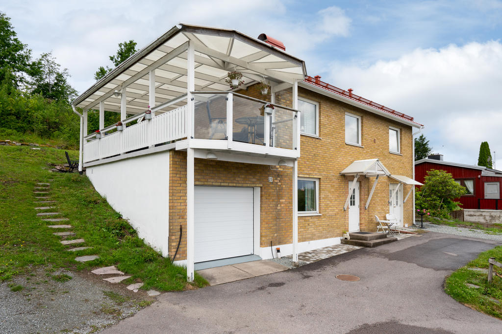 Altan med tak och garage med ny mekanisk port.