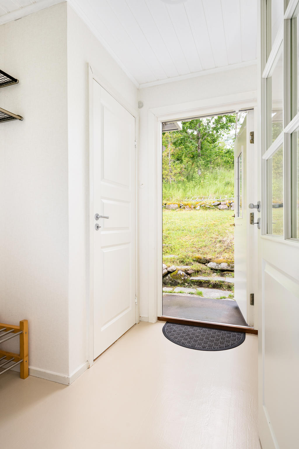 Utgång till baksida- entréplan.