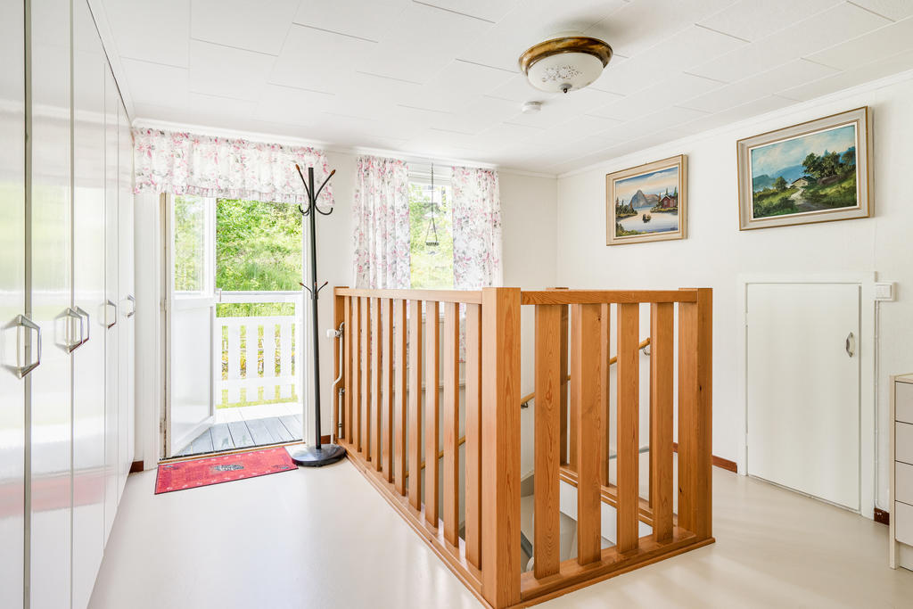 Hall- övre plan. Inbyggda garderober. Utgång till balkong. 