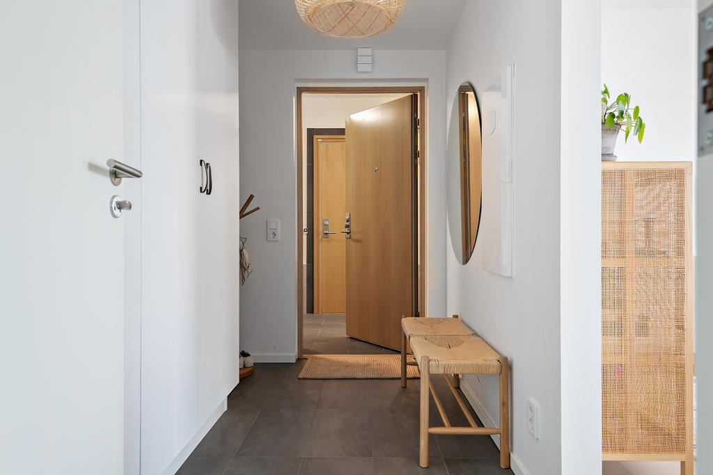 Välkomnande hall med bra förvaring 