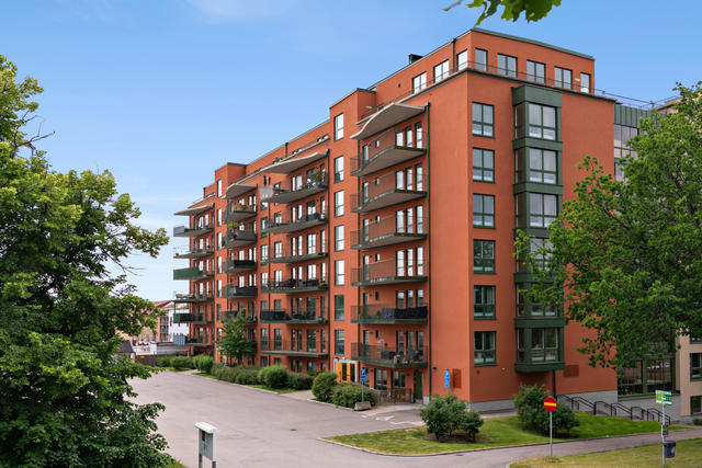 Snygg fasad med balkong i öster