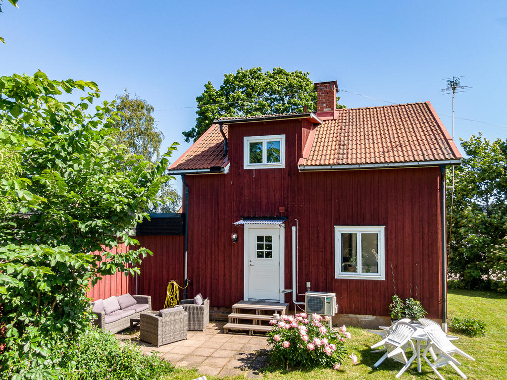 Entré med stenbelagd uteplats framför