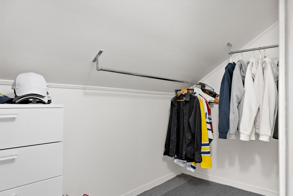 Walk in closet intill sovrum 4