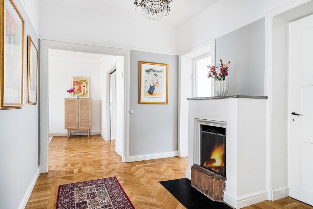 Välkomnande och rymlig hall med en värmande öppen spis
