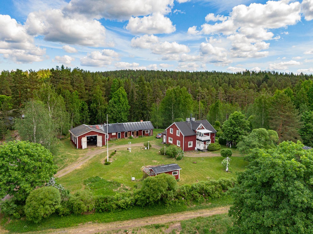 Generösa ytor på tomten. Det lilla huset på tomten har en gång varit hönshus.