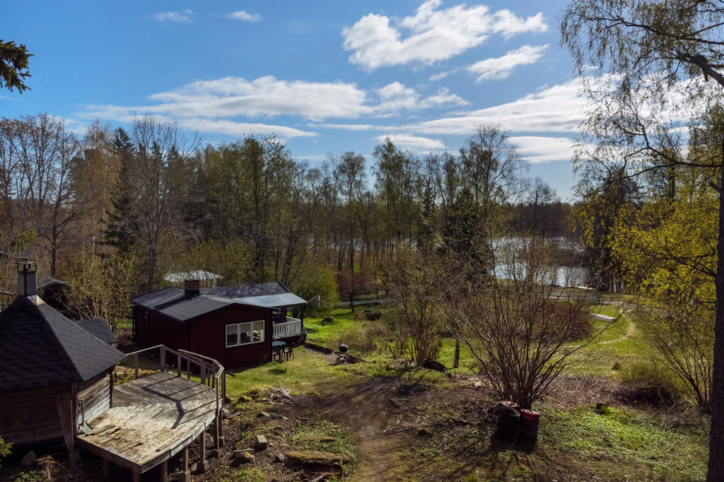 Vy från övre delen av tomten mot sjön