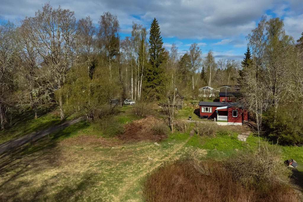 Jättefin tomt med stor gräsmatta ner mot sjön