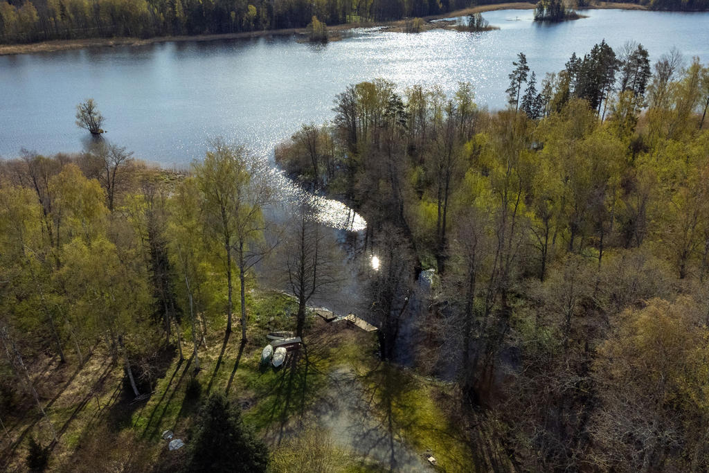 Möjligt att ha båt vid sjön vid vänstra bryggan som nu är delvis under vatten