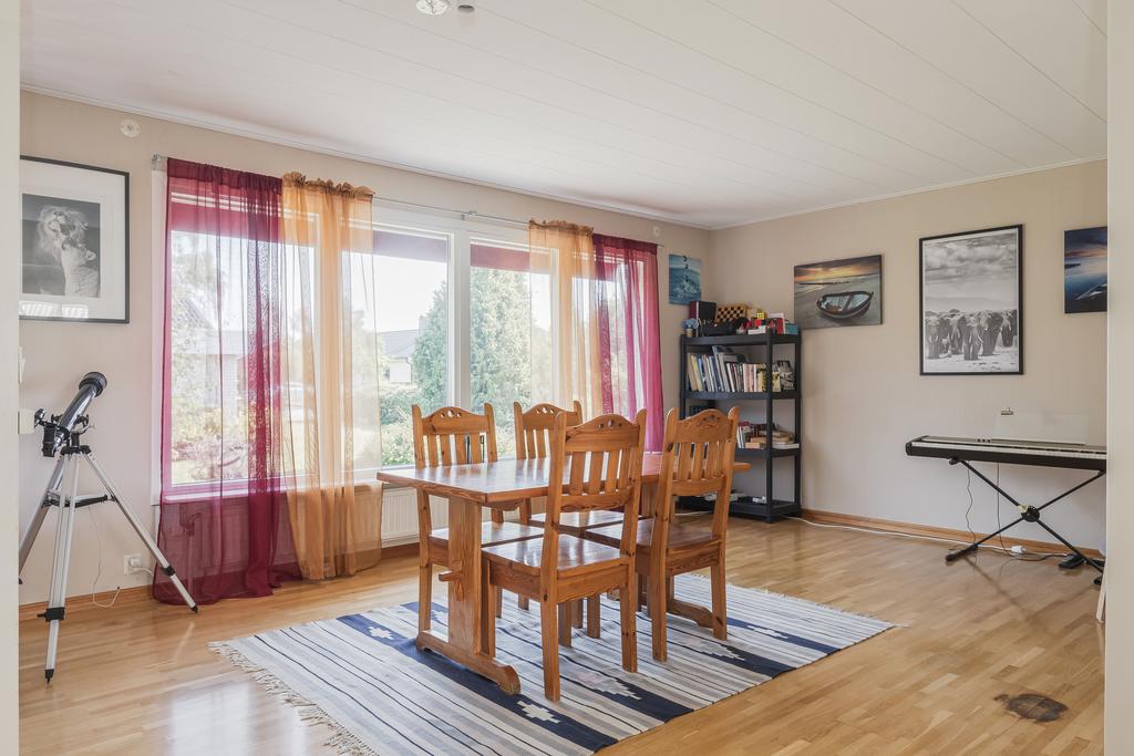 Vardagsrum med plats för matsalsbord och tv-soffa