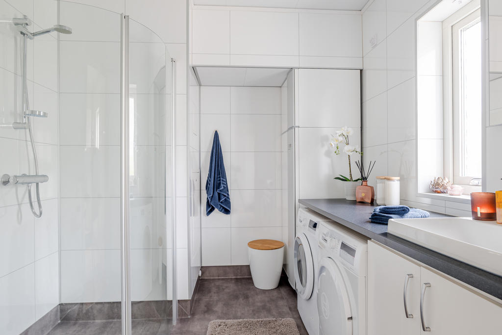 Badrum med tvättmaskin och torktumlare