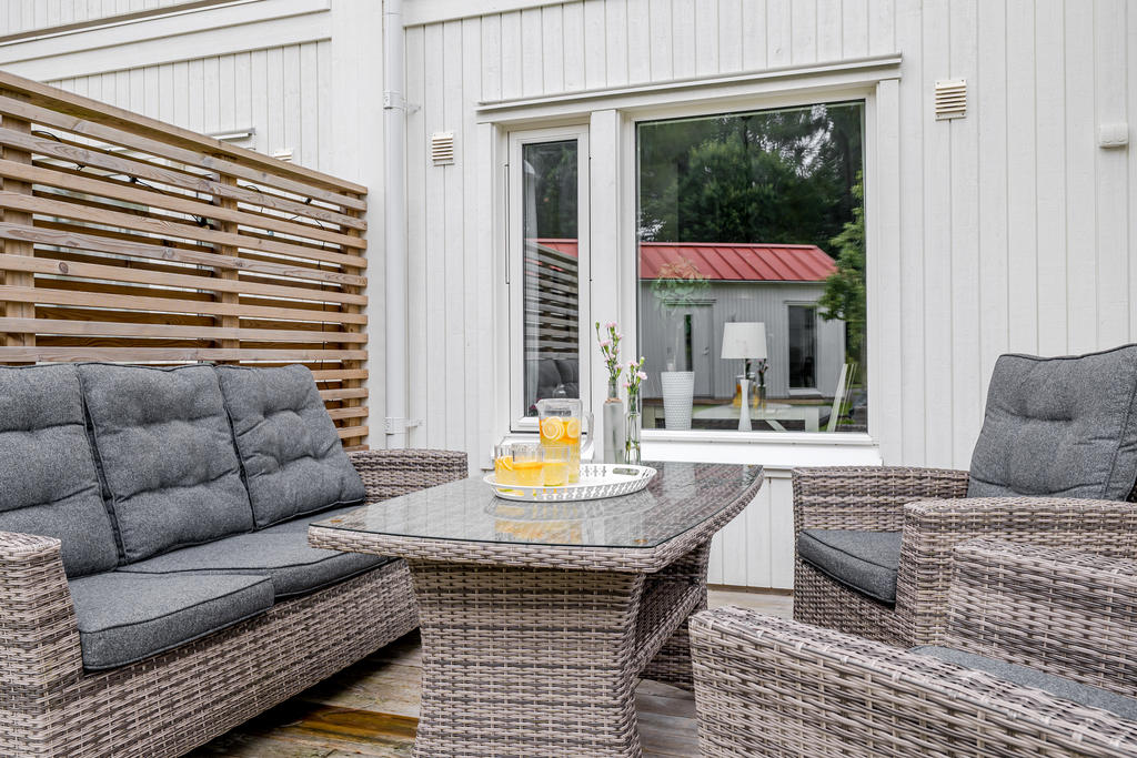 Här får man plats med stor möbelgrupp på altanen