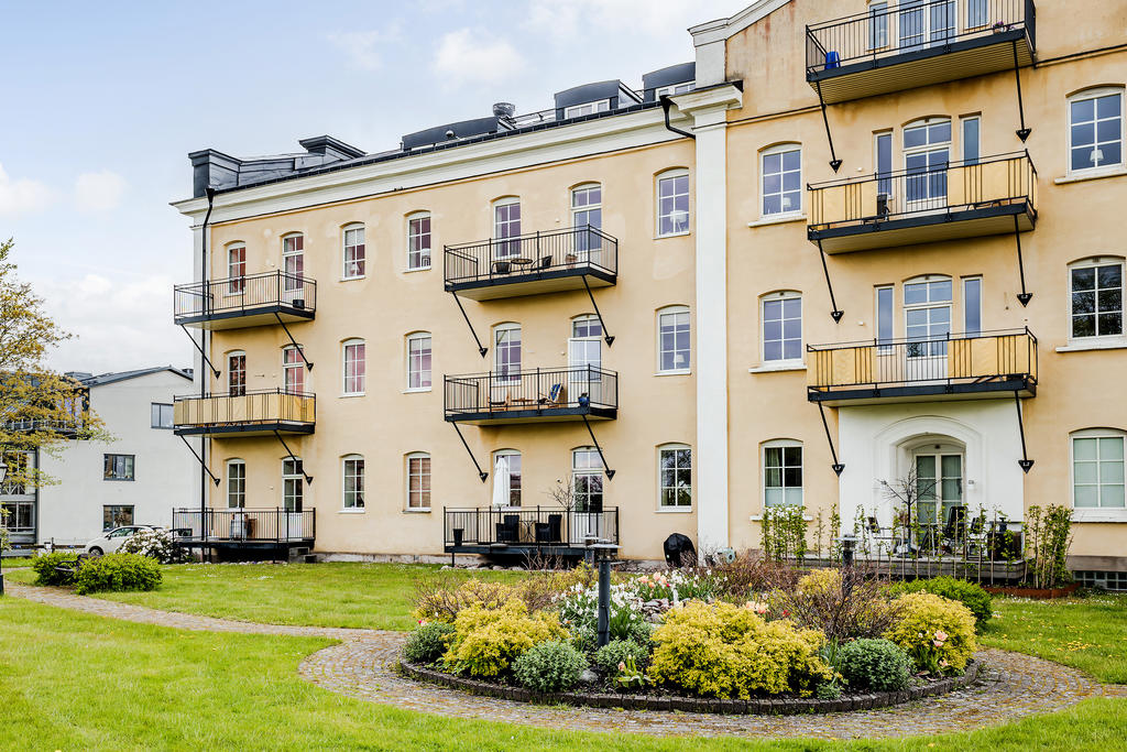 Vackert belägen i egen parkliknande trädgård