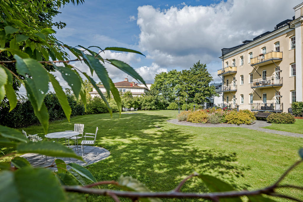 Egen parkliknande trädgård