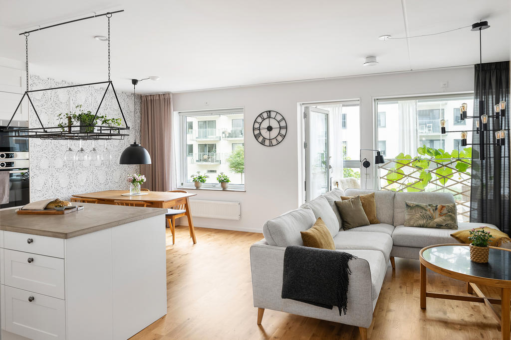 Modern öppen planlösning med gott om plats för olika möblemang